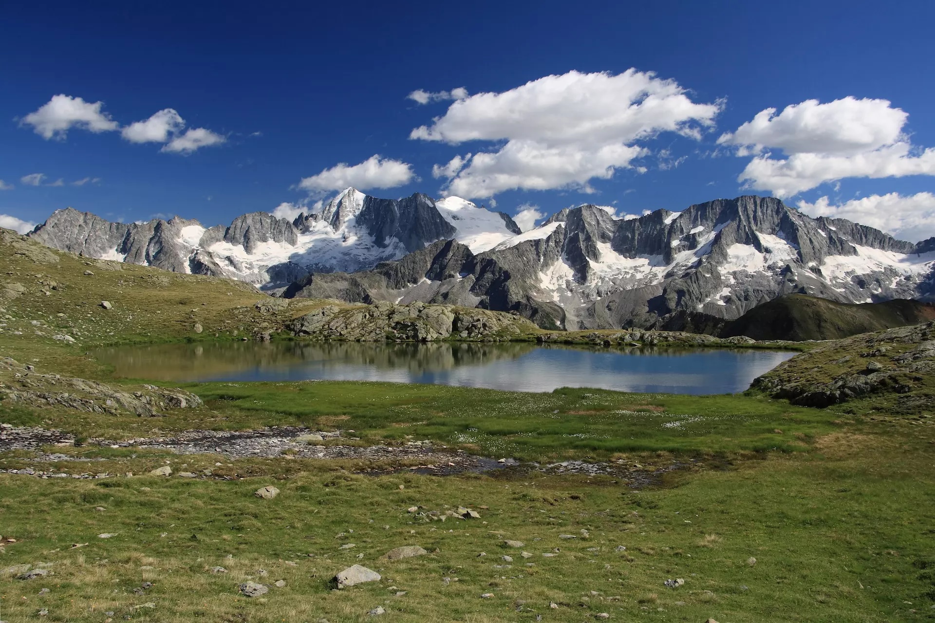 Dove si specchia la Presanella: laghi di Strino e Città Morta 