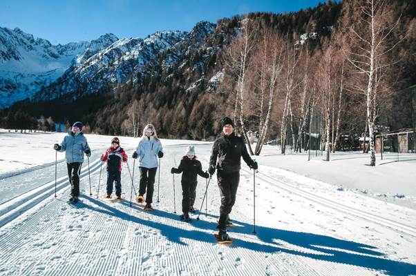 Famiglia con le ciaspole al Tonale Famiglia con le ciaspole al Tonale