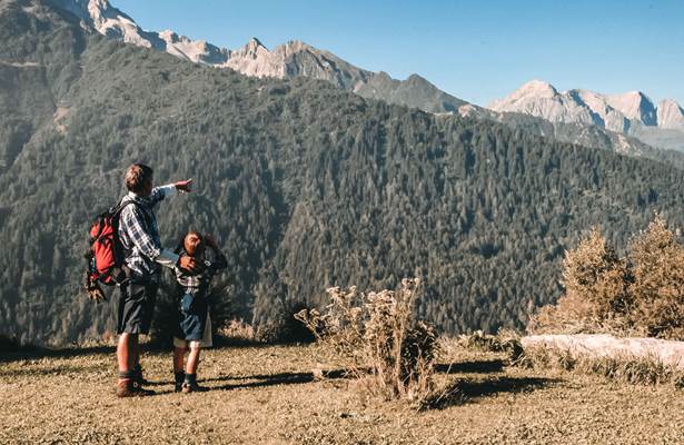 Genitore e figlio lungo una delle passeggiate in montagna per bambini in Lombardia