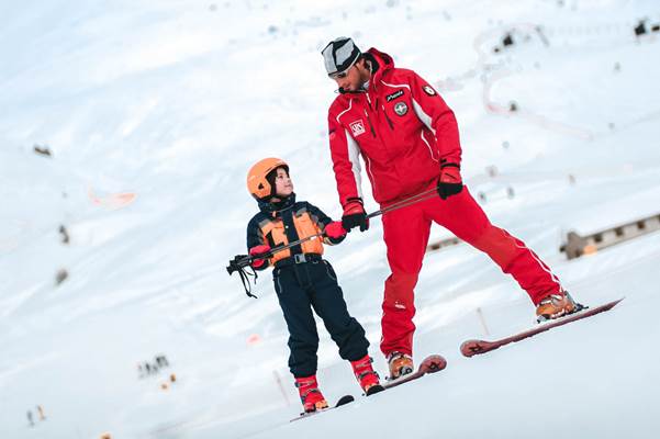 Durante le lezioni della scuola sci Pontedilegno-Tonale i maestri insegnano le basi Durante le lezioni della scuola sci Pontedilegno-Tonale i maestri insegnano le basi