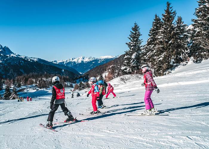 Scuola sci Ponte di Legno Tonale: i bambini si divertono insieme sulle piste Scuola sci Ponte di Legno Tonale: i bambini si divertono insieme sulle piste