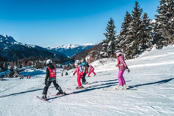 Scuola sci sul Tonale, i bambini imparano ad affrontare le discese