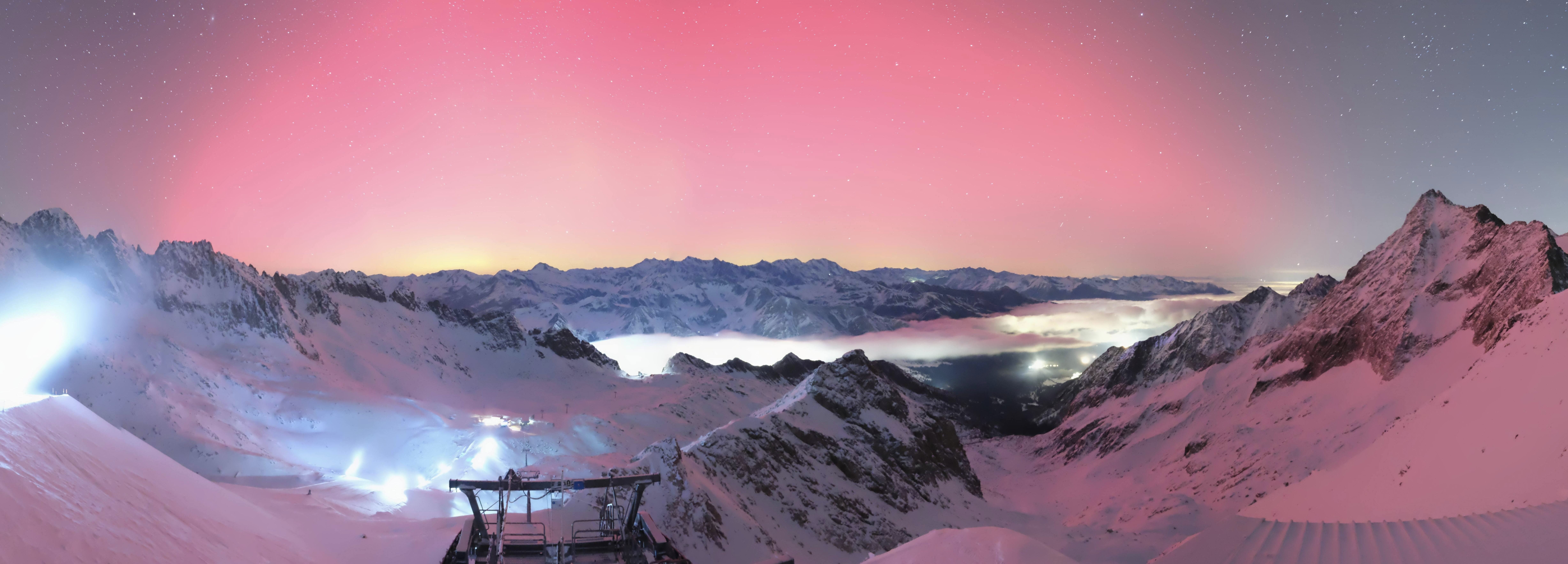 L'AURORA BOREALE HA COLORATO DI ROSA IL CIELO SUL GHIACCIAIO PRESENA