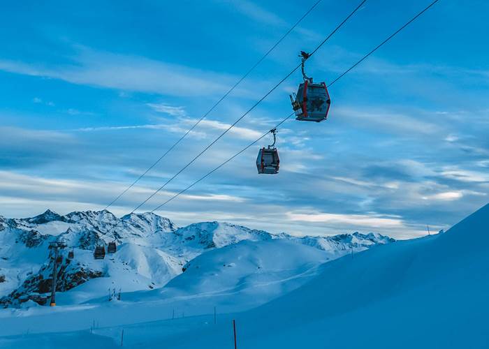 Una delle cabinovie tra gli impianti moderni di Ponte di legno Tonale