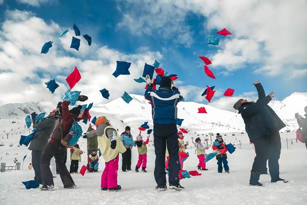 Animatori fanno acrobazie nel parco giochi sulla neve dedicato ai bambini 