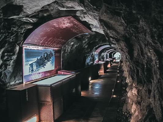 Galleria nella montagna, una delle cose fare a ponte di legno quando piove