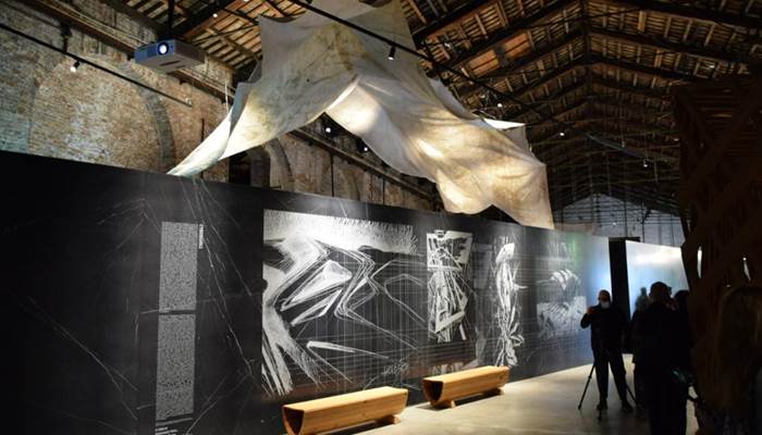 Dal Presena alla Biennale di Venezia: i teli salva-ghiaccio  diventano installazioni artistiche  