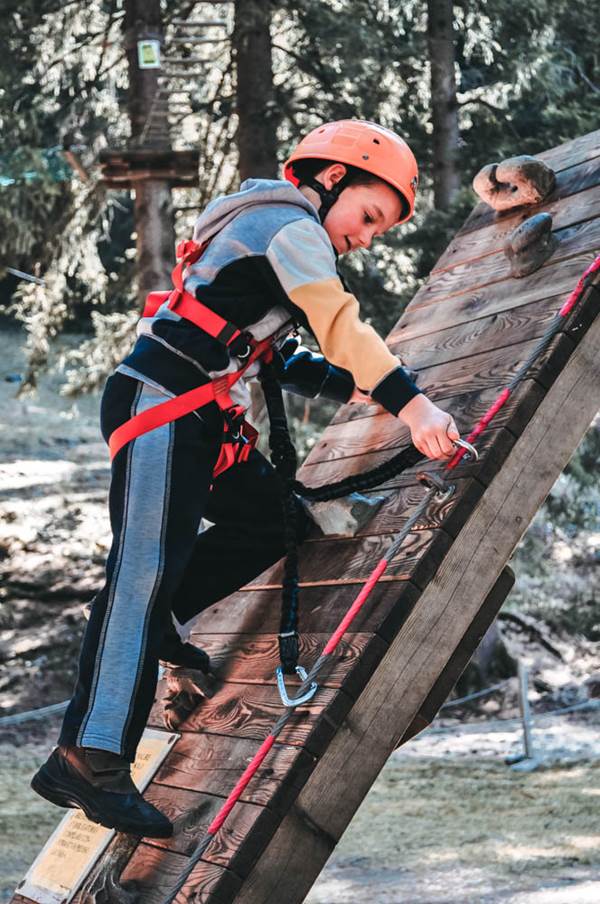 I parchi avventura in Lombardia per bambini sono un concentrato di attività, come l'arrampicata I parchi avventura in Lombardia per bambini sono un concentrato di attività, come l'arrampicata