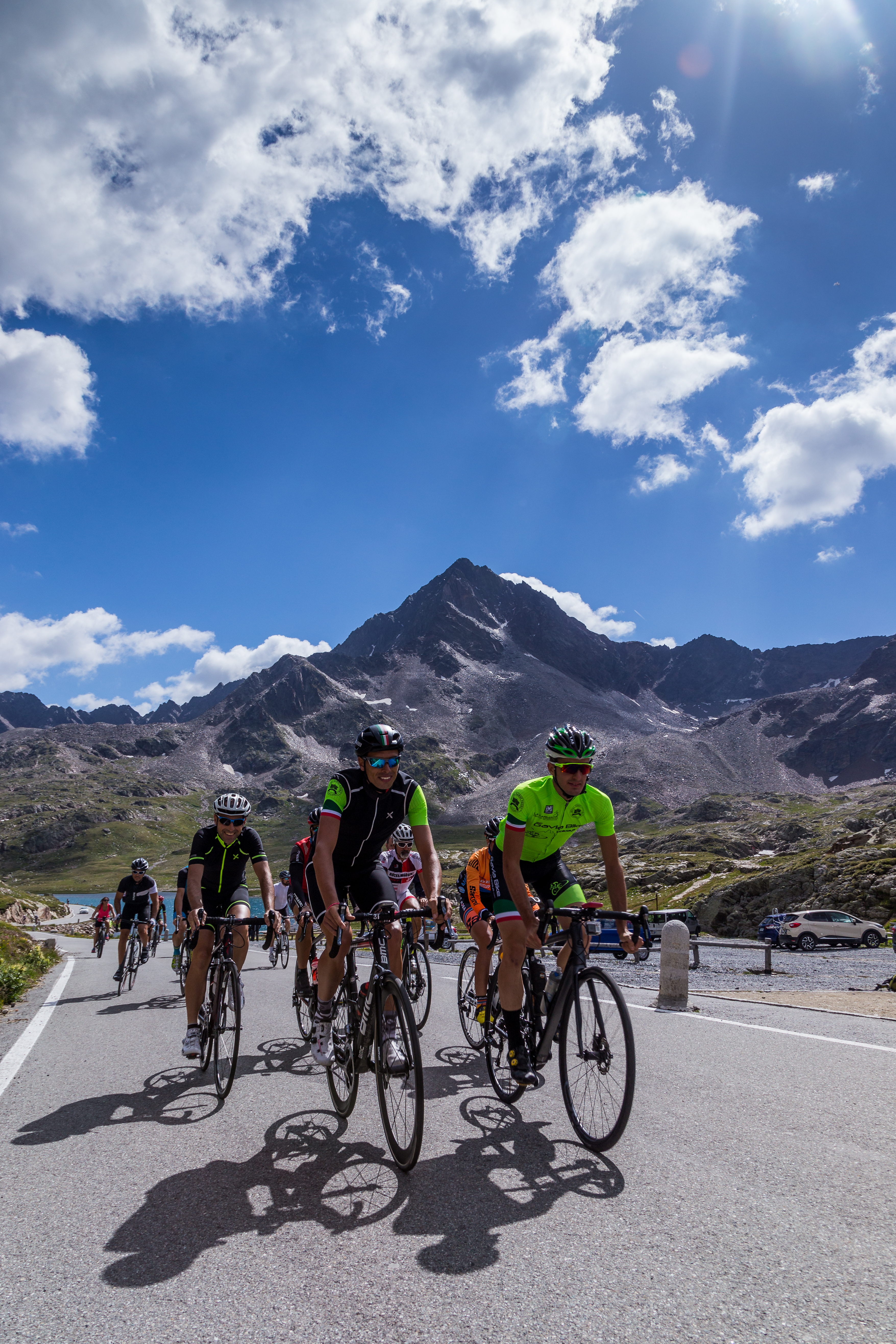 biciclettata che attraversa la lombardia parte dal tonale