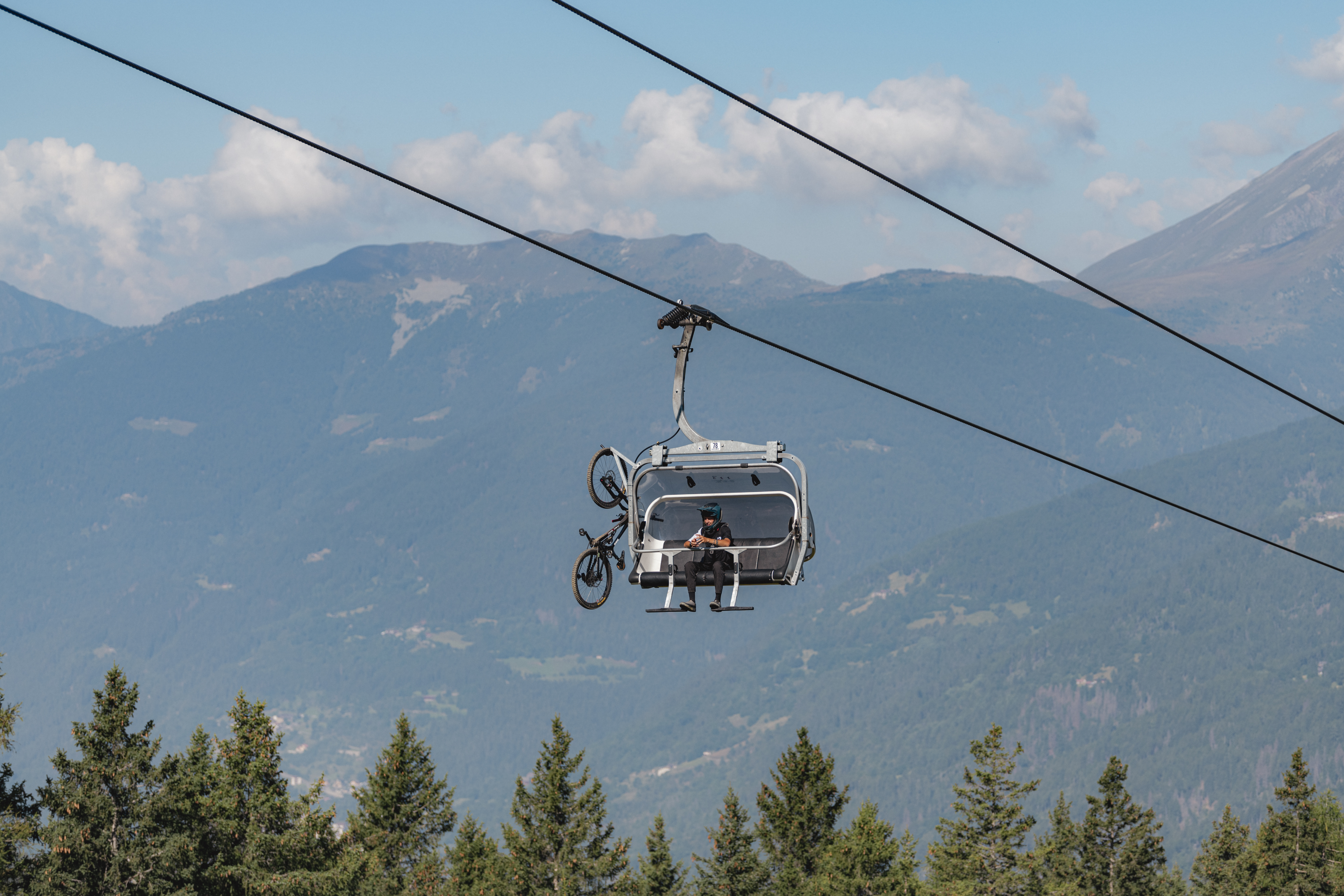 L’estate di Pontedilegno-Tonale parla il linguaggio del bike. Sport, paesaggio e identità alpina si intrecciano nel segno delle due ruote