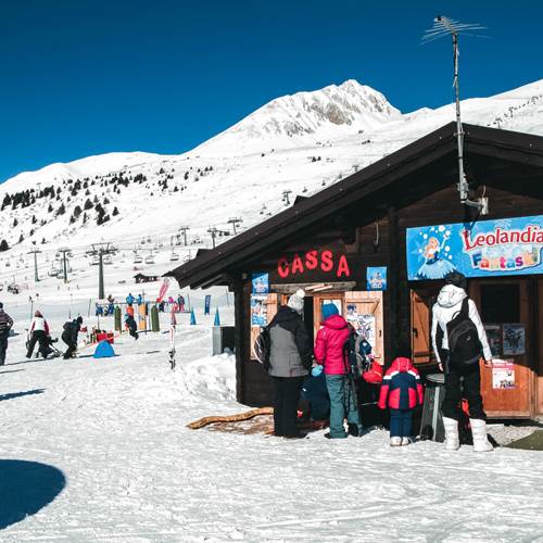 Entrata del parco giochi sulla neve per bambini tra Lombardia e Trentino Entrata del parco giochi sulla neve per bambini tra Lombardia e Trentino