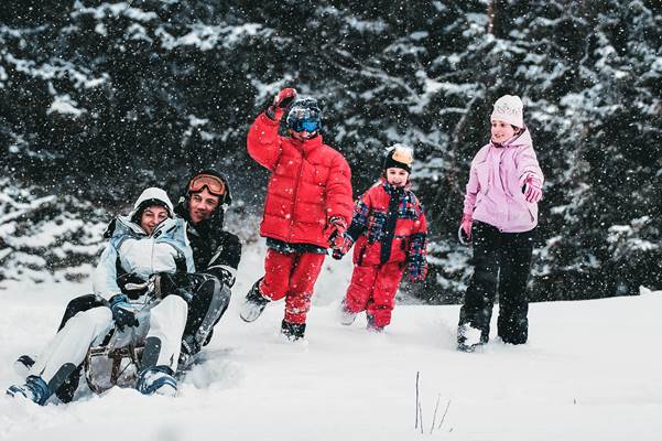 A passo del tonale, grazie ai baby park, le famiglie si divertono insieme sulla neve