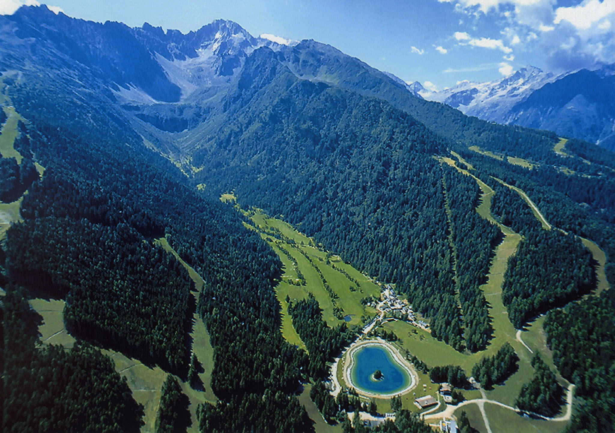 IL LAGHETTO E IL CAMPO DA GOLF DI VALBIONE. VISIBILI LE PISTE DA SCI TUTTO INTORNO, NEI BOSCHI DEL PARCO DELL'ADAMELLO