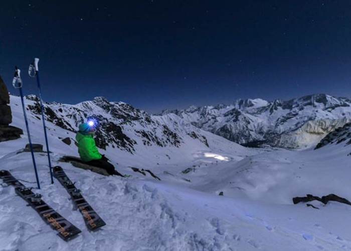 Sosta panoramica durante lo sci notturno sulle montagne del Trentino