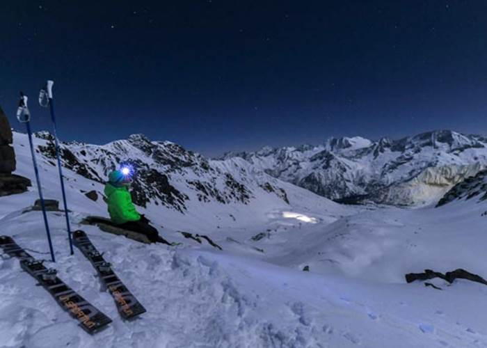 Sosta panoramica durante lo sci notturno sulle montagne del Trentino Sosta panoramica durante lo sci notturno sulle montagne del Trentino