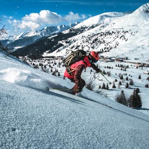 Sciatore sulle piste della ski area Ponte di Legno Tonale