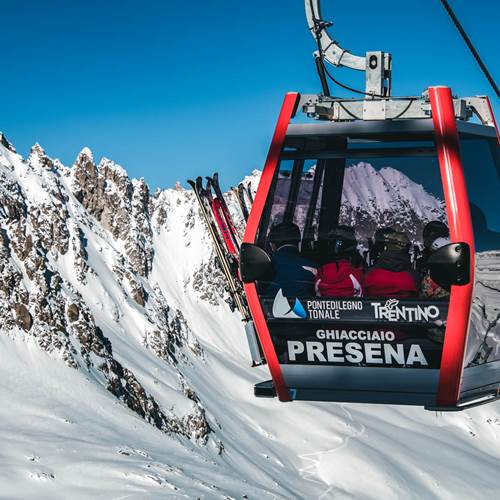Cabinovia della ski area Tonale Cabinovia della ski area Tonale
