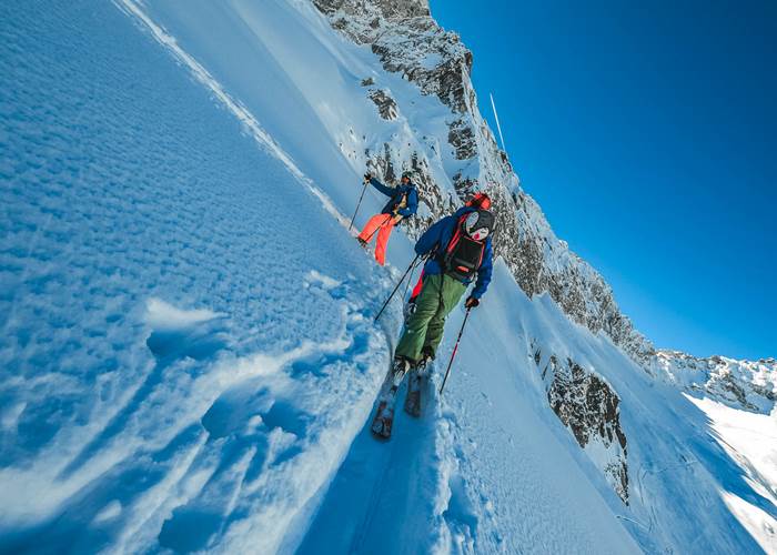 Sportivi impegnati in un'uscita di scialpinismo nel comprensorio Pontedilegno-Tonale