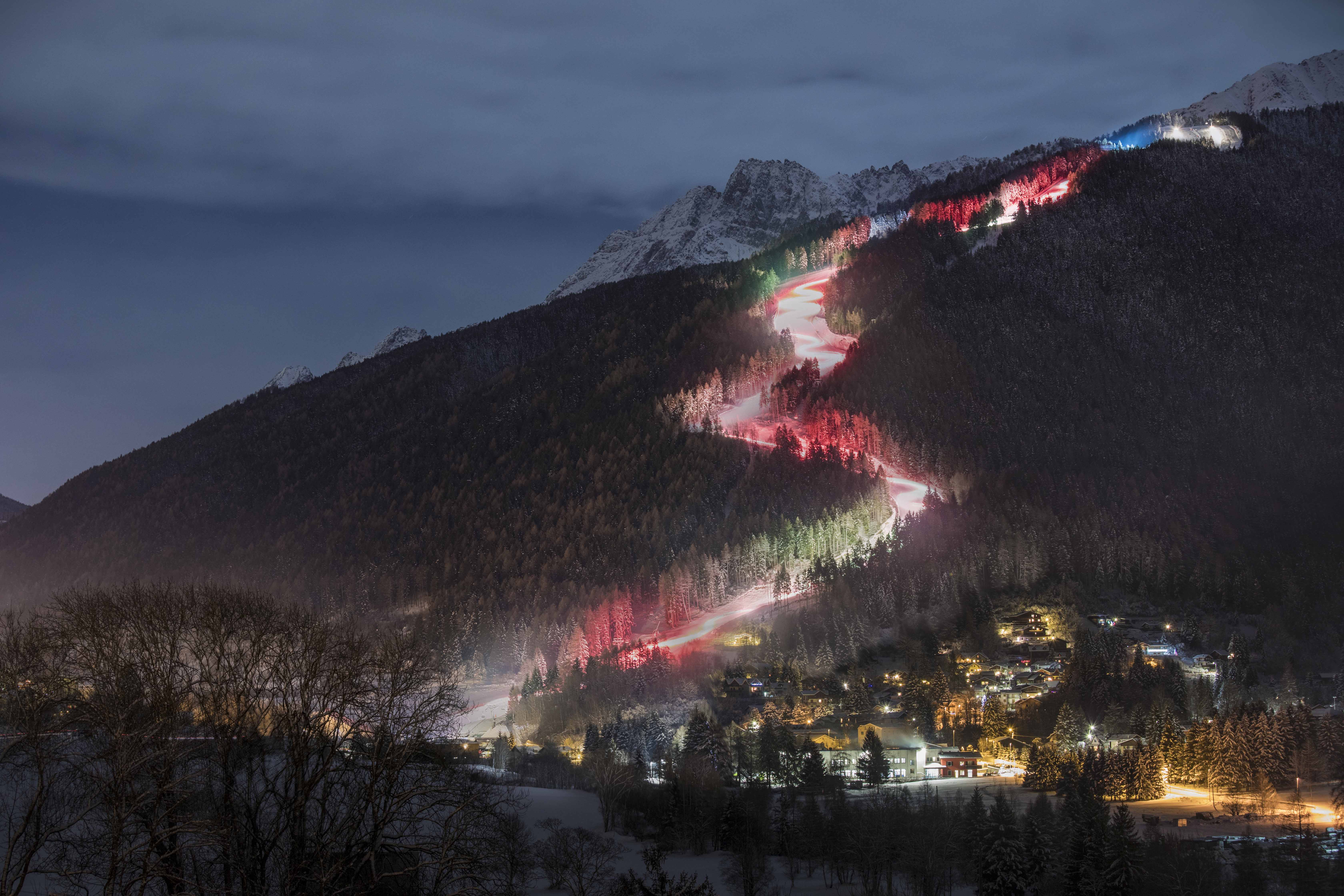 SKI INSTRUCTORS’ TORCHLIGHT DESCENT IN TEMÙ