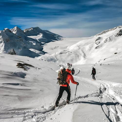 Sportivi sui percorsi per lo sci alpinismo sul Tonale