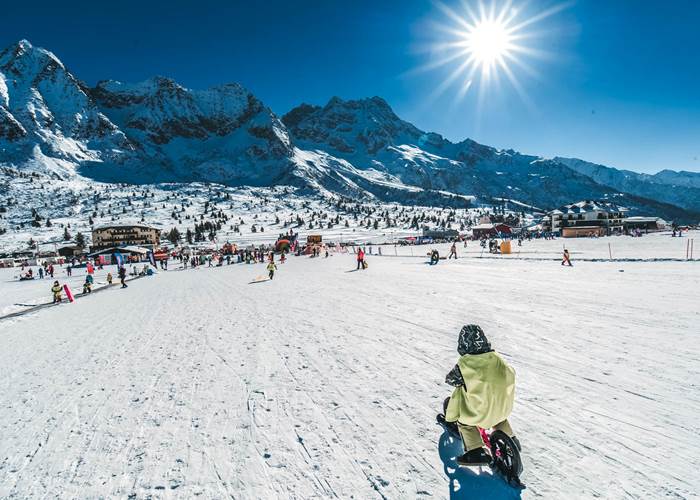 Bimbo con piccola fat-bike in uno dei parco giochi sulla neve per bambini del Trentino Bimbo con piccola fat-bike in uno dei parco giochi sulla neve per bambini del Trentino